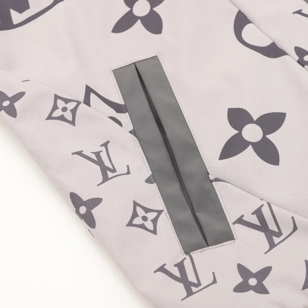 🅿️550 LouisVuitton/Louis Vuitton stitched presbyopia all-over printed windbreaker zipper jacket. Purchase the original version and have it printed immediately. The fabric is made of custom densely spun technical fabric that is light and thin, and the upper body is silky and breathable. Infrared positioning cutting, workwear-style windbreaker design, the upper body is invincible and versatile. All details are customized and developed, and all hardware and accessories are restored to ZP. Size：XS-L